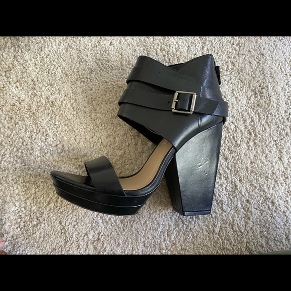 Stylish leather open toe BCBG heels slightly worn - Picture 3 of 3
